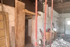 Ouverture dans un mur de pierre