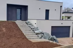 Pose de bloc de pierre